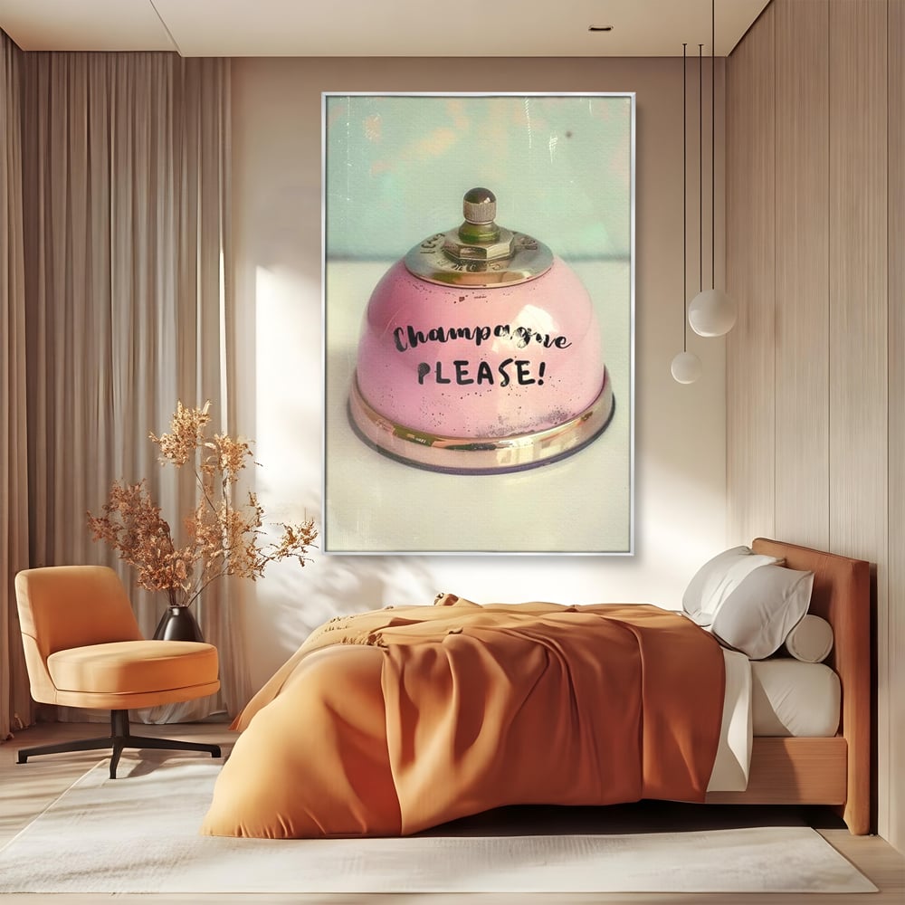 Tablou canvas cu tablou canvas cu clopotel roz vintage, in rama de aluminiu argintiu, pe perete intr-un dormitor